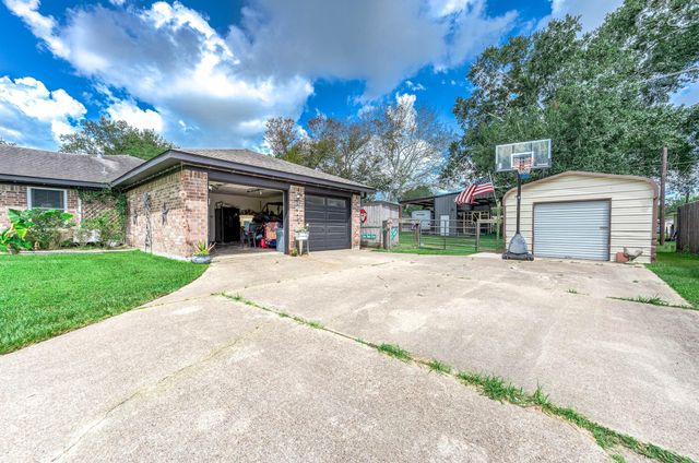 63 E County Road 136, Alvin, TX 77511