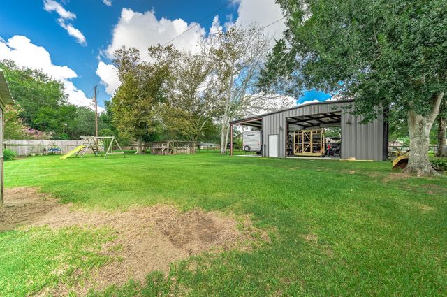 63 E County Road 136, Alvin, TX 77511