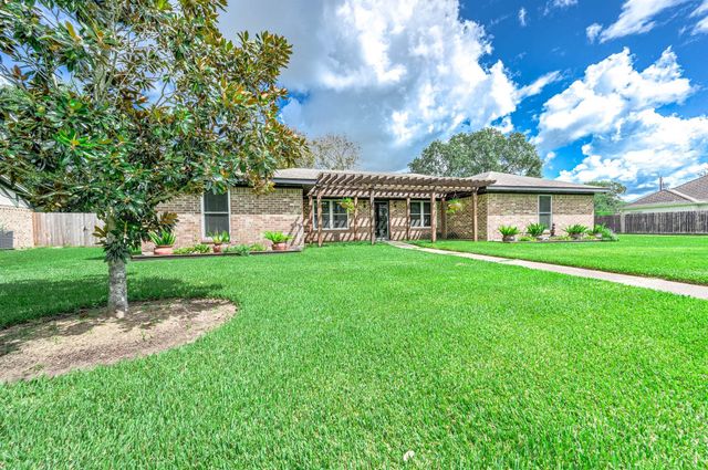 63 E County Road 136, Alvin, TX 77511
