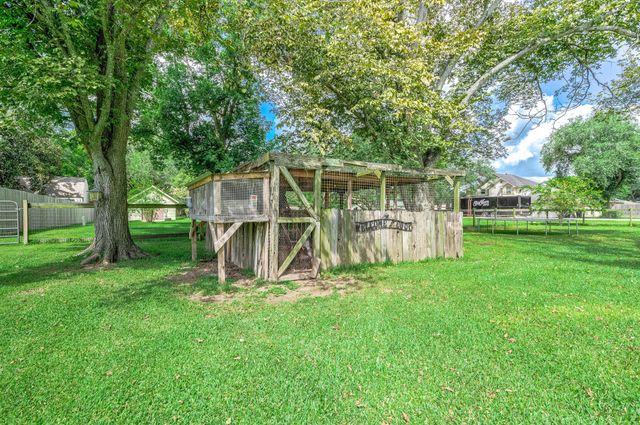 63 E County Road 136, Alvin, TX 77511
