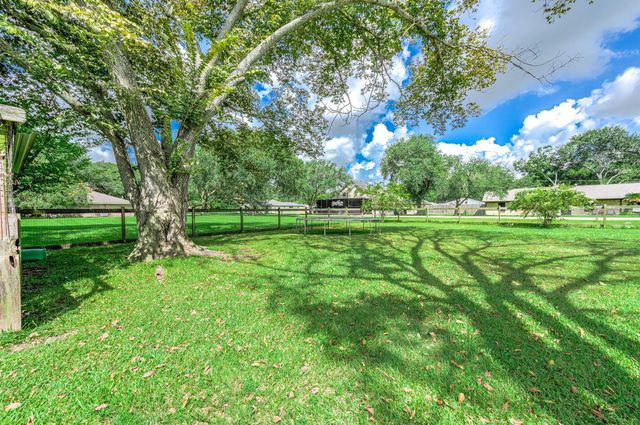 63 E County Road 136, Alvin, TX 77511