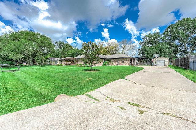 63 E County Road 136, Alvin, TX 77511