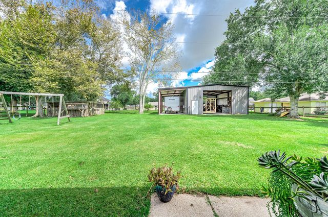 63 E County Road 136, Alvin, TX 77511