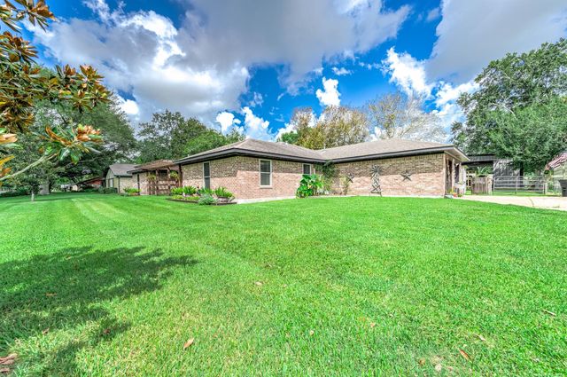 63 E County Road 136, Alvin, TX 77511