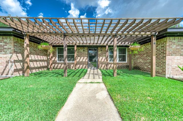 63 E County Road 136, Alvin, TX 77511