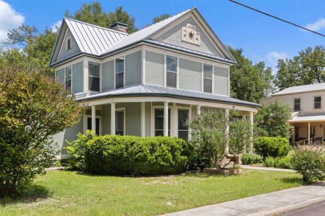 208 Avenue G, Johnson City, TX 78636