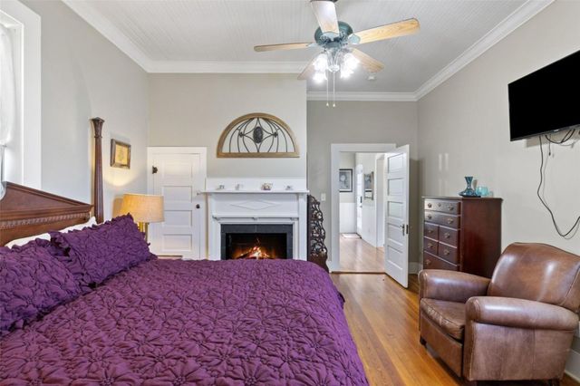 208 Avenue G, Johnson City, TX 78636