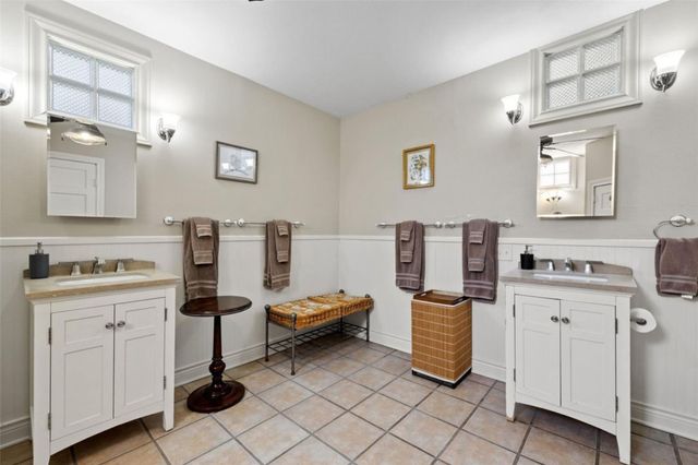 208 Avenue G, Johnson City, TX 78636