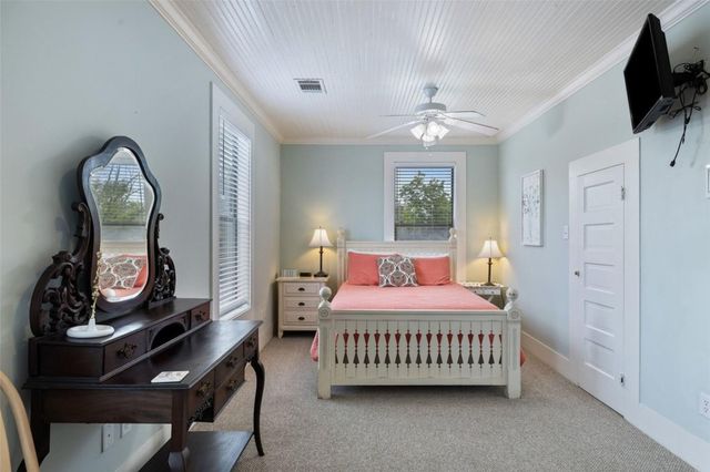 208 Avenue G, Johnson City, TX 78636