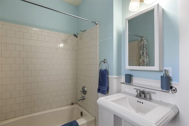 208 Avenue G, Johnson City, TX 78636