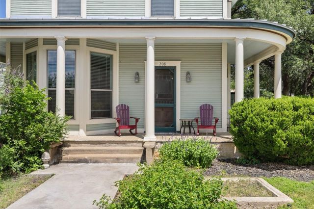208 Avenue G, Johnson City, TX 78636