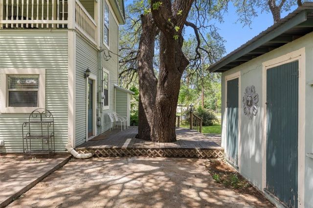 208 Avenue G, Johnson City, TX 78636