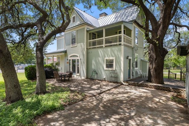 208 Avenue G, Johnson City, TX 78636