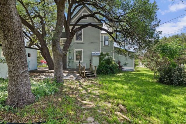 208 Avenue G, Johnson City, TX 78636