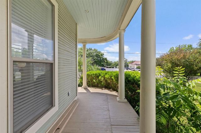 208 Avenue G, Johnson City, TX 78636