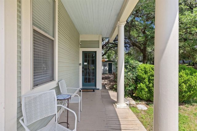 208 Avenue G, Johnson City, TX 78636