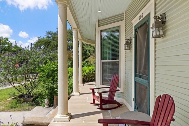 208 Avenue G, Johnson City, TX 78636