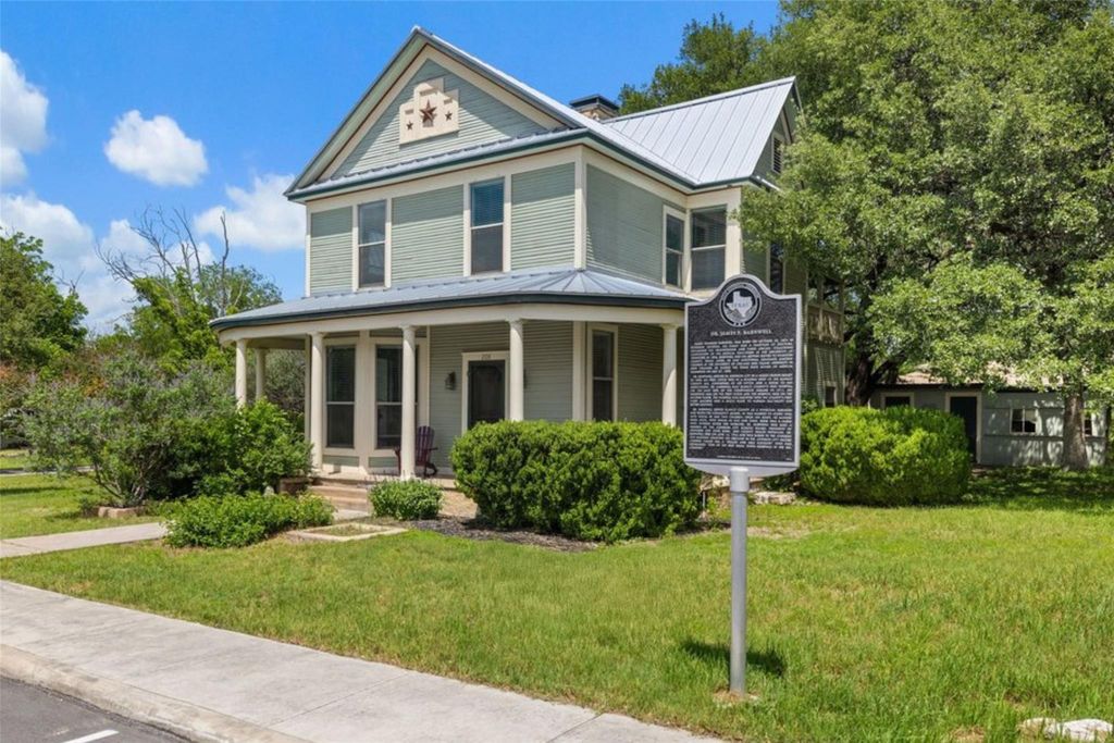 208 Avenue G, Johnson City, TX 78636