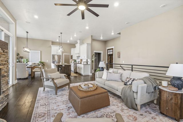 727 S Hickory Drive, Springfield, MO 65809