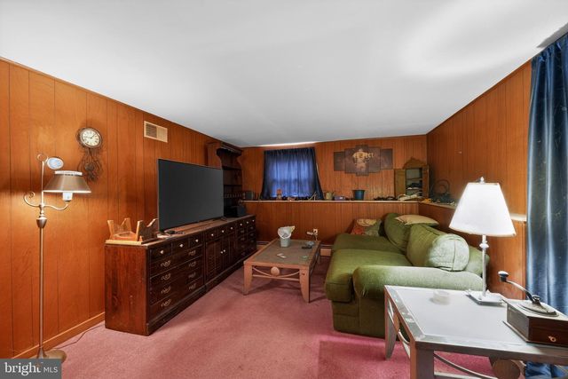 2055 JOHNSTON DR, Bethlehem, PA 18017
