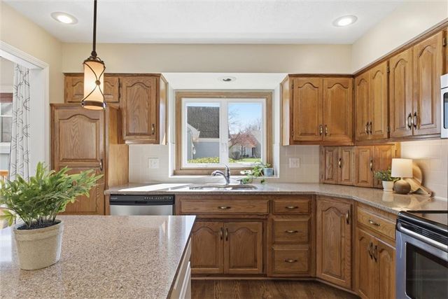 11915 Grandview Street, Overland Park, KS 66213