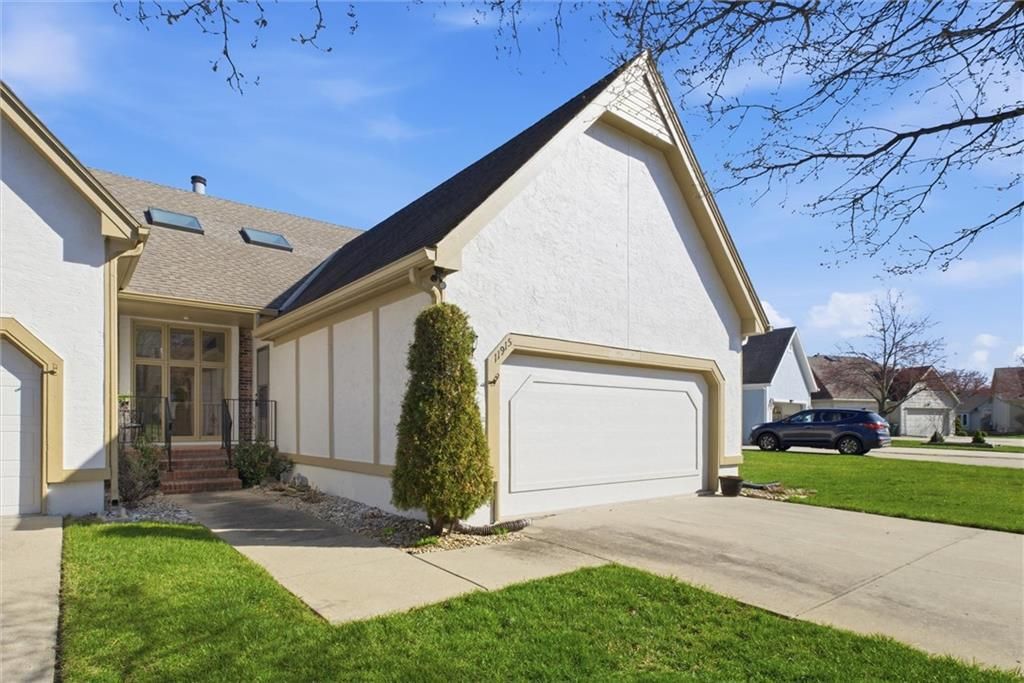 11915 Grandview Street, Overland Park, KS 66213