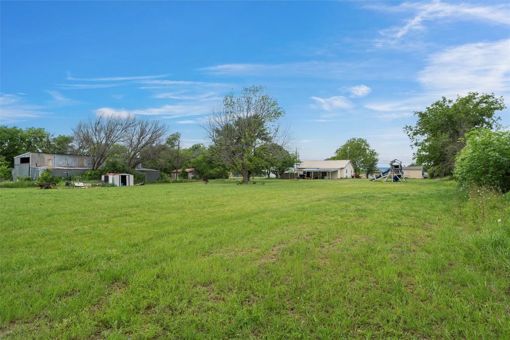 1020 E Jefferson Avenue, Whitney, TX 76692