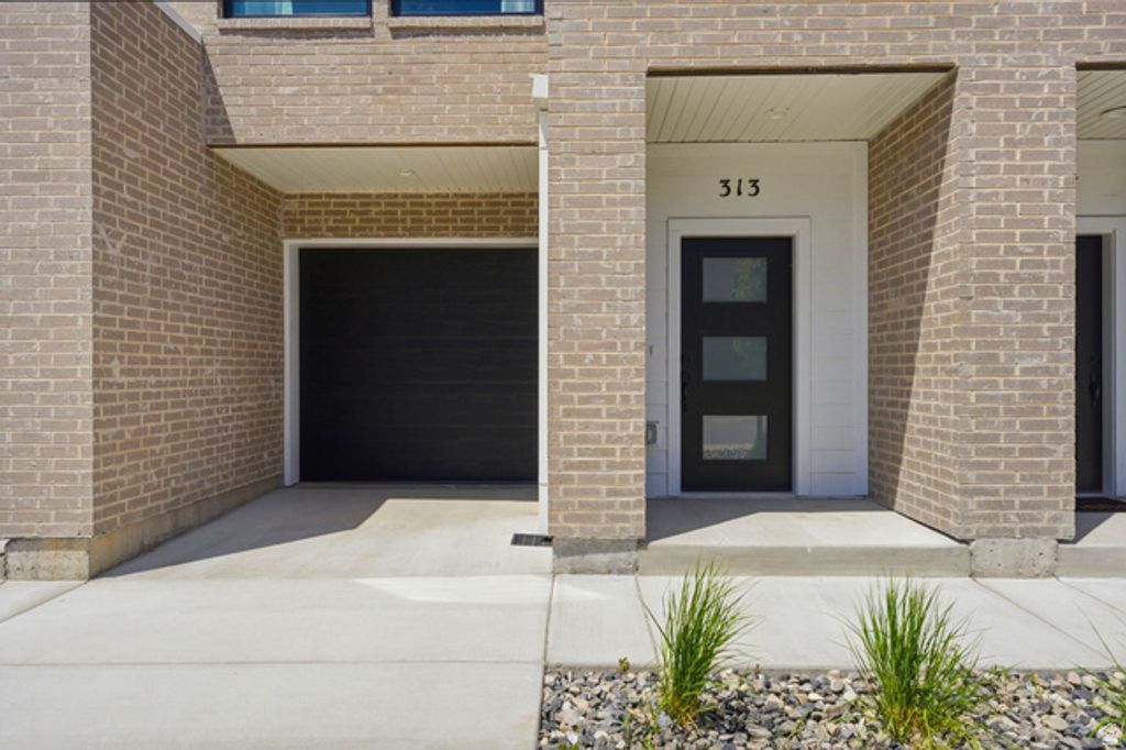 Image 2 of property listing at 313 E ENDURANCE CIR, Draper, UT 84020