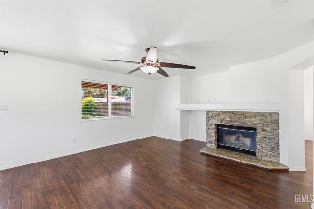 9507 W Goshen Court, Bakersfield, CA 93311