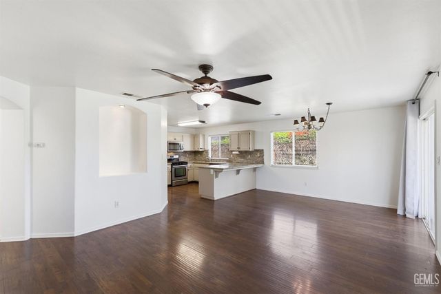 9507 W Goshen Court, Bakersfield, CA 93311