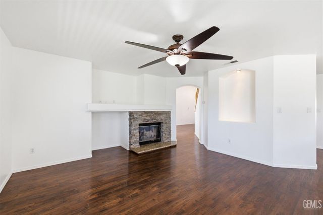 9507 W Goshen Court, Bakersfield, CA 93311