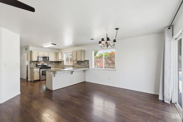 9507 W Goshen Court, Bakersfield, CA 93311