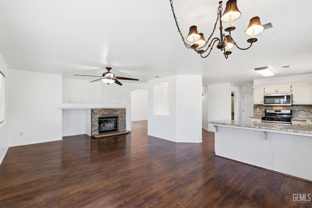 9507 W Goshen Court, Bakersfield, CA 93311