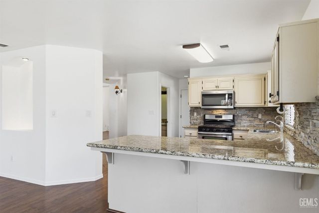 9507 W Goshen Court, Bakersfield, CA 93311