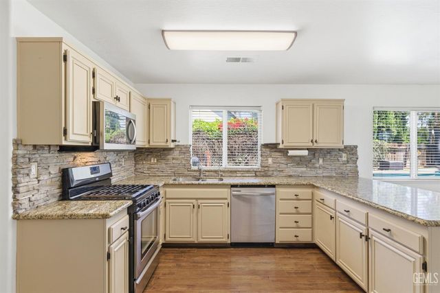 9507 W Goshen Court, Bakersfield, CA 93311