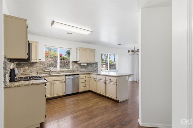 9507 W Goshen Court, Bakersfield, CA 93311