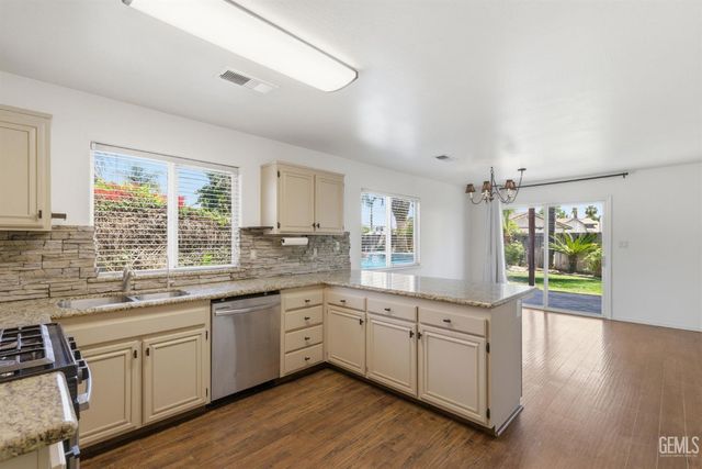 9507 W Goshen Court, Bakersfield, CA 93311