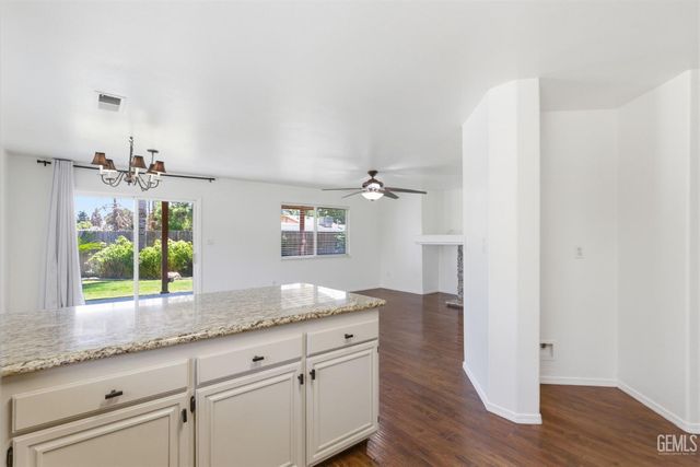 9507 W Goshen Court, Bakersfield, CA 93311