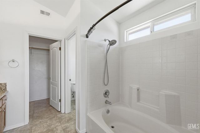 9507 W Goshen Court, Bakersfield, CA 93311