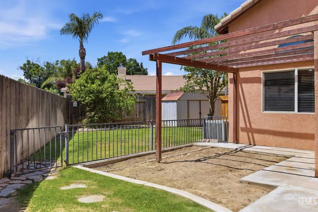 9507 W Goshen Court, Bakersfield, CA 93311