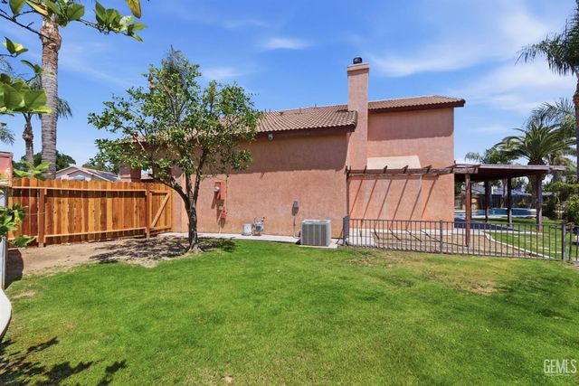 9507 W Goshen Court, Bakersfield, CA 93311