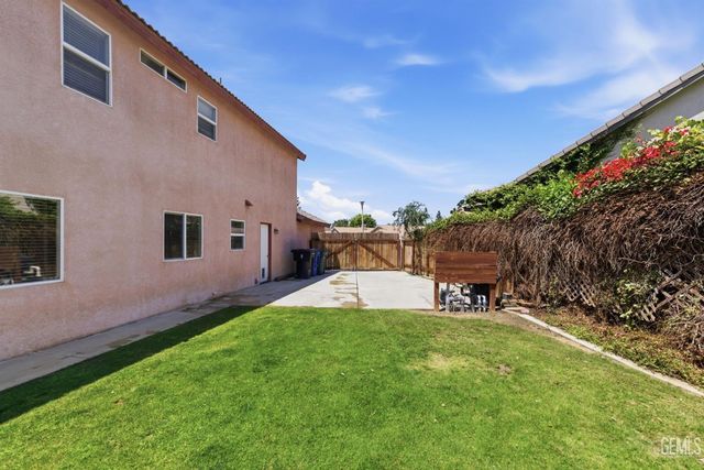 9507 W Goshen Court, Bakersfield, CA 93311