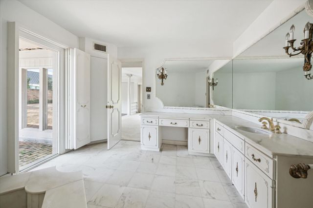 626 Rocky River Road, Houston, TX 77056