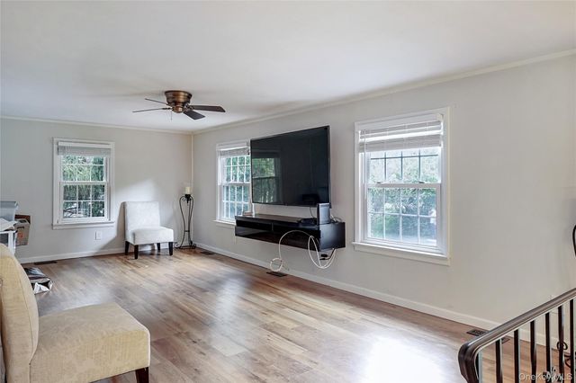 545 N Quaker Lane, Hyde Park, NY 12538