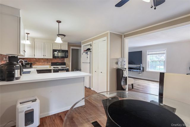 545 N Quaker Lane, Hyde Park, NY 12538