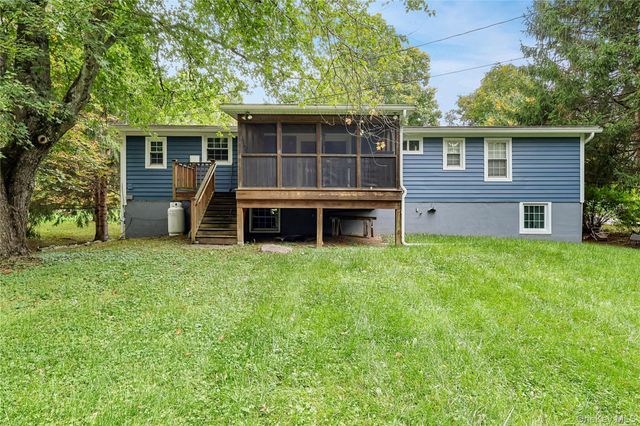 545 N Quaker Lane, Hyde Park, NY 12538