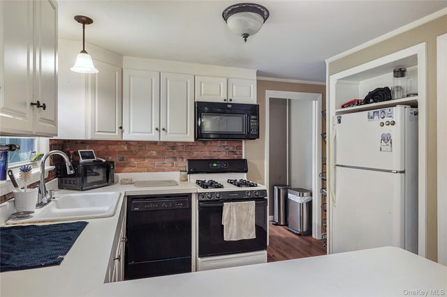 545 N Quaker Lane, Hyde Park, NY 12538