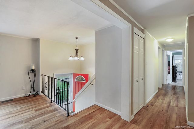 545 N Quaker Lane, Hyde Park, NY 12538