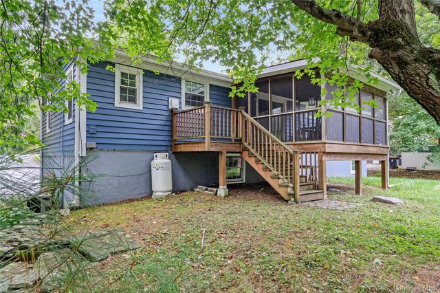 545 N Quaker Lane, Hyde Park, NY 12538