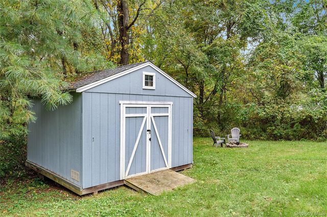 545 N Quaker Lane, Hyde Park, NY 12538